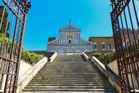 El Coro de la Iglesia de San Miniato al Monte: Una Sinfonía en Mármol y Luz Divina!