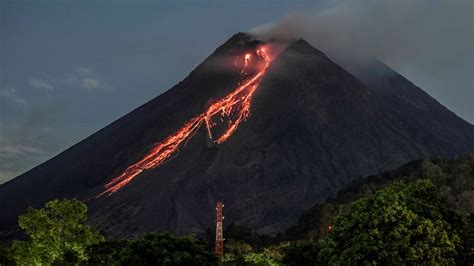 El Descenso del Monte Merapi Un Viaje Místico y Explosivo a Través de la Pintura Batava!