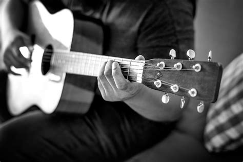 El Hombre con Guitarra Acústica Una Sinfonía de Color y Melancolía Vibrante en la Pintura Colombiana