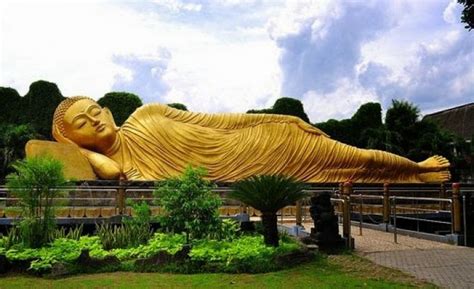  El Hombre de Vihara: Un Retrato de Devoción y Misterio en la Era Majapahit