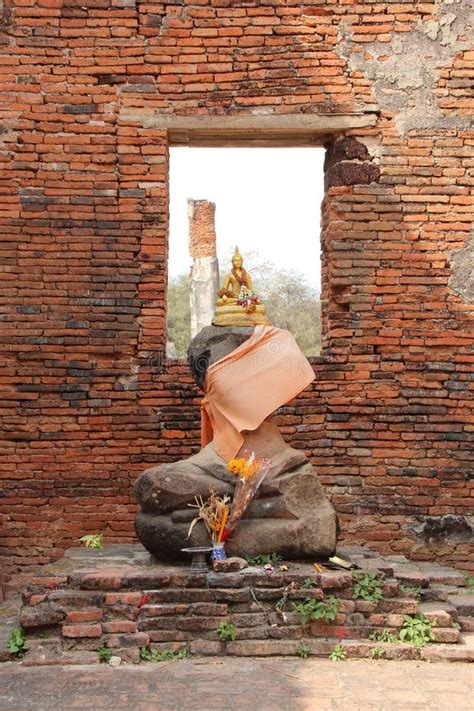 El relieve de la vida budista en Wat Phra Si Sanphet ¡una visión celestial que nos traslada a la era Sukhothai!