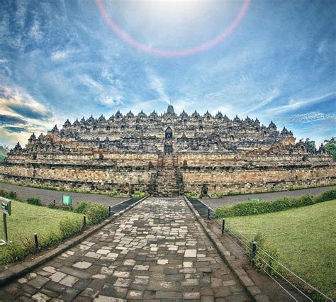 El Templo de Borobudur! Un Viaje Espiritual en Piedra y Bronce