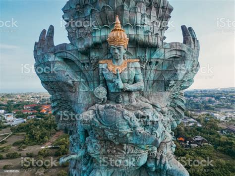 La Escultura de Garuda Wisnu Kencana ¡Un Símbolo Colosal de la Mitología Hindu!