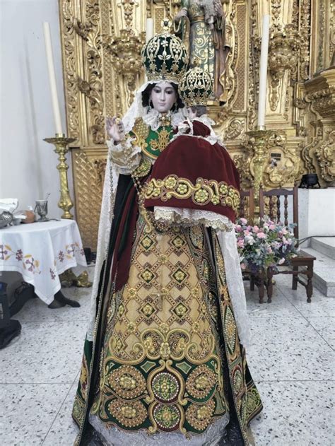 ¡La Virgen del Rosario: Un lienzo vibrante que captura la devoción filipina!