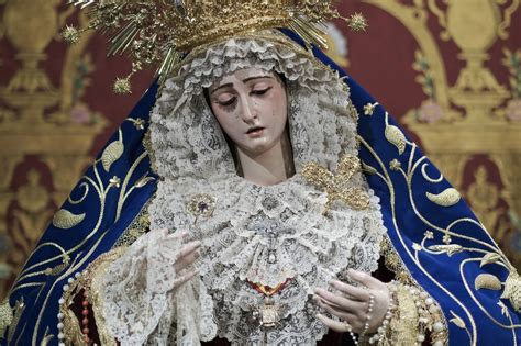 “La Virgen del Rosario” con Tonalidades Celestiales y Rostros Serenos!