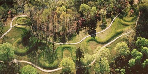 “The Great Serpent Mound”! Una Exploración de Misterio y Geometría en la Tierra de Ohio