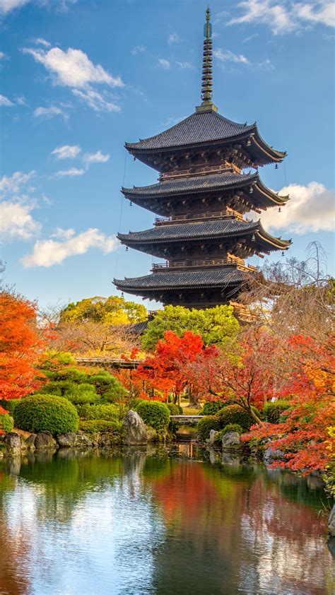 Tō-ji Pagoda en la Montaña! Una Obra Maestra de Madera y Arquitectura Celestial