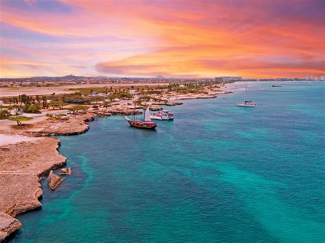 What is the weather like in Aruba in October, and how does it influence the island's vibrant cultural festivals?